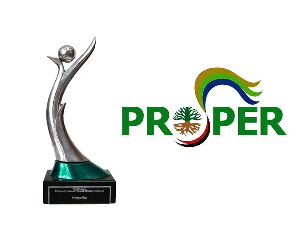 Piala PROPER berwarna silver dengan bagian bawah warna hitam serta di sampingnya terdapat logo PROPER KLHK